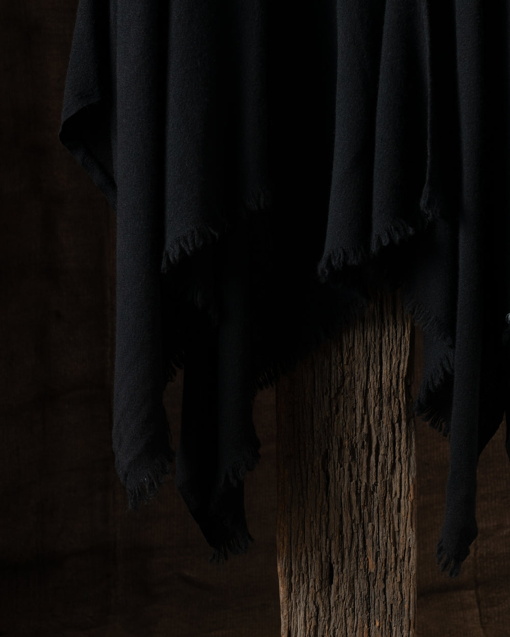 810 Pucho Wrap Slow Cashmere Black O/S