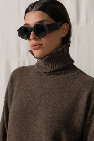 Le Horn Matte Black w/ D. Grey Lens