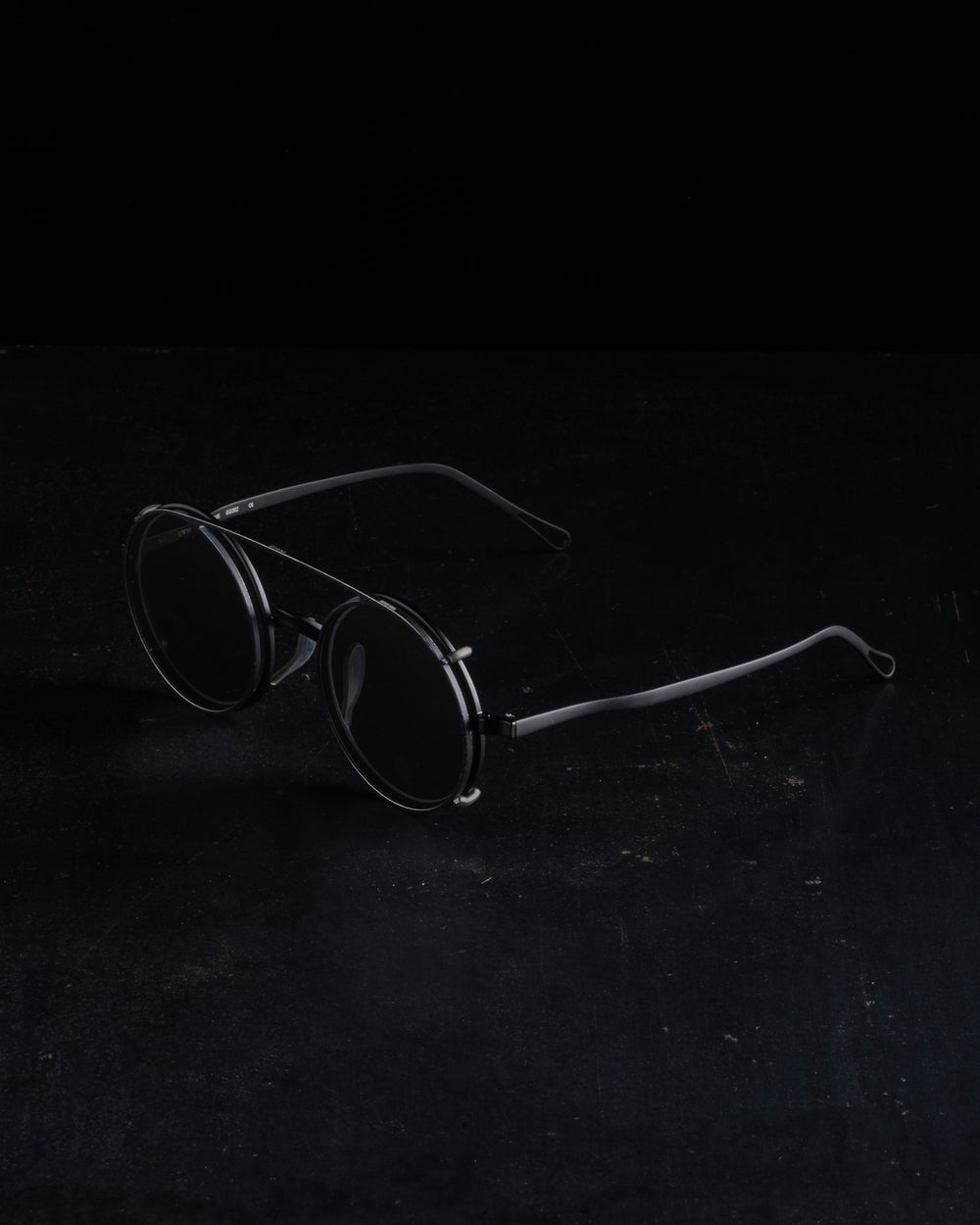 RG00UW50 The Victorian Black x Antique Black Clip w/ Dark Grey Lens Clip