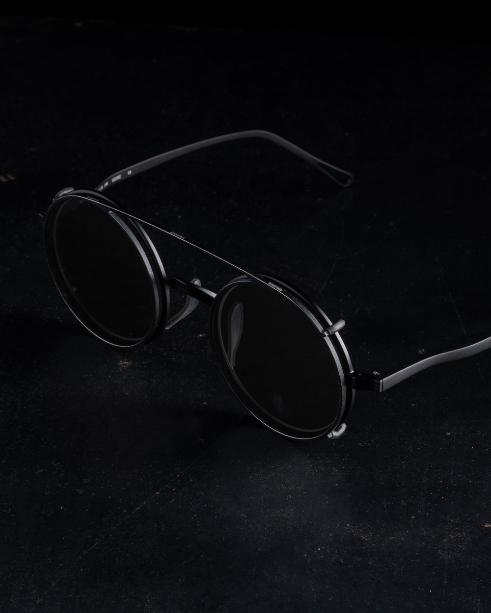 RG00UW50 The Victorian Black x Antique Black Clip w/ Dark Grey Lens Clip
