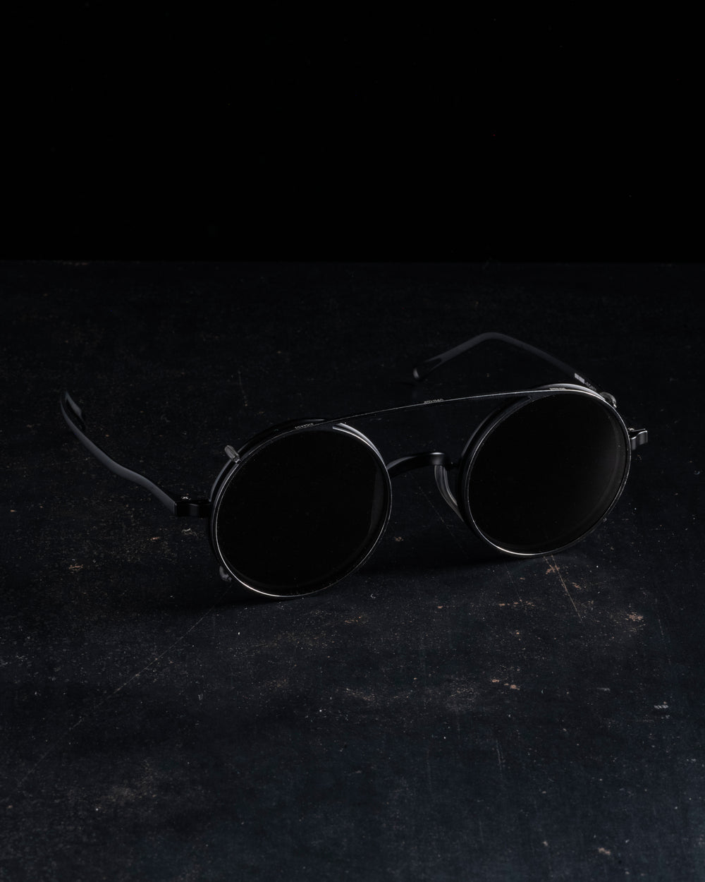 RG00UW50 The Victorian Black x Antique Black Clip w/ Dark Grey Lens Clip