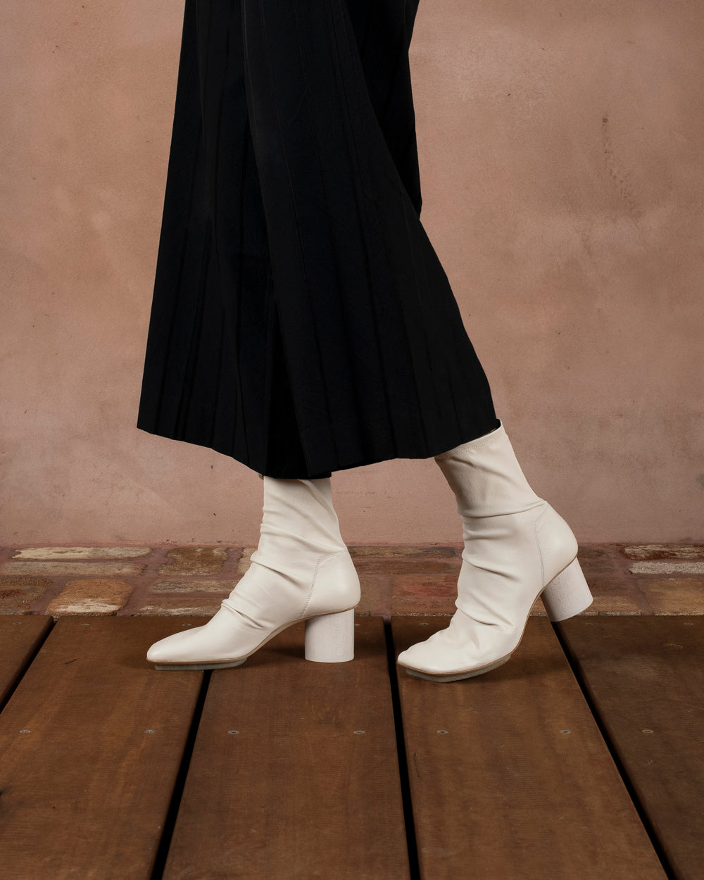 Stretch Leather Stone Boots Off White