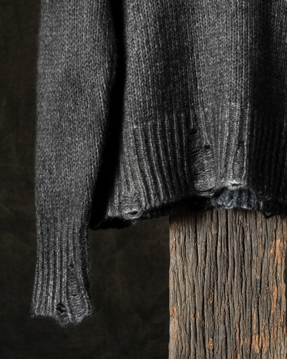 Woman Hand-Painted Round Neck Pullover w/ Destroyed Edges N/Carruba