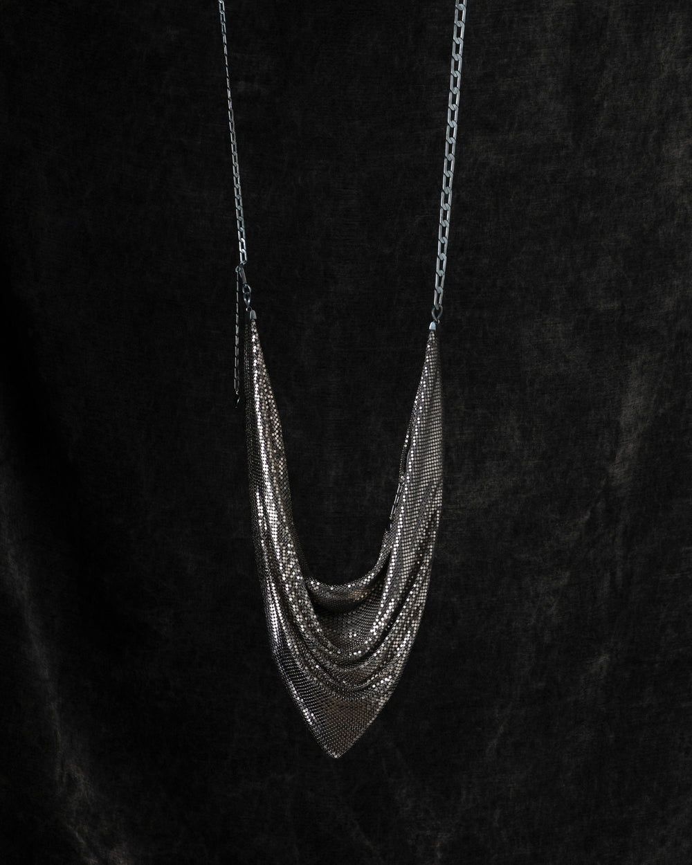 Leela Hug Bag Matte Gunmetal