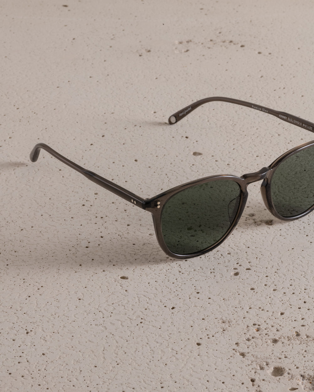 Kinney Sun Black Glass / Semi-Flat Pure G15