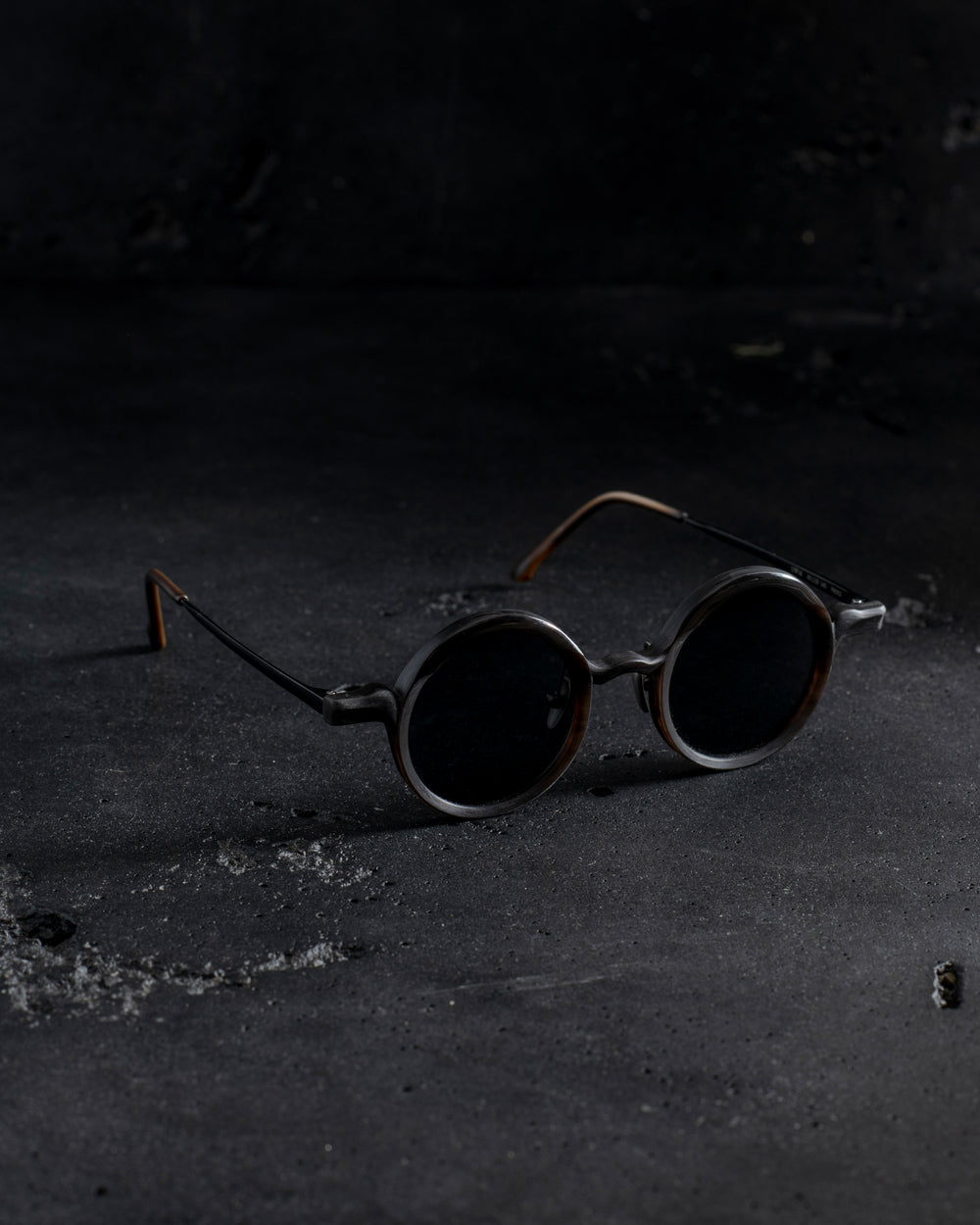 RG00UW18 "The Twist" Black x Dark Grey Lens