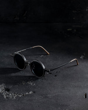 RG00UW18 "The Twist" Black x Dark Grey Lens