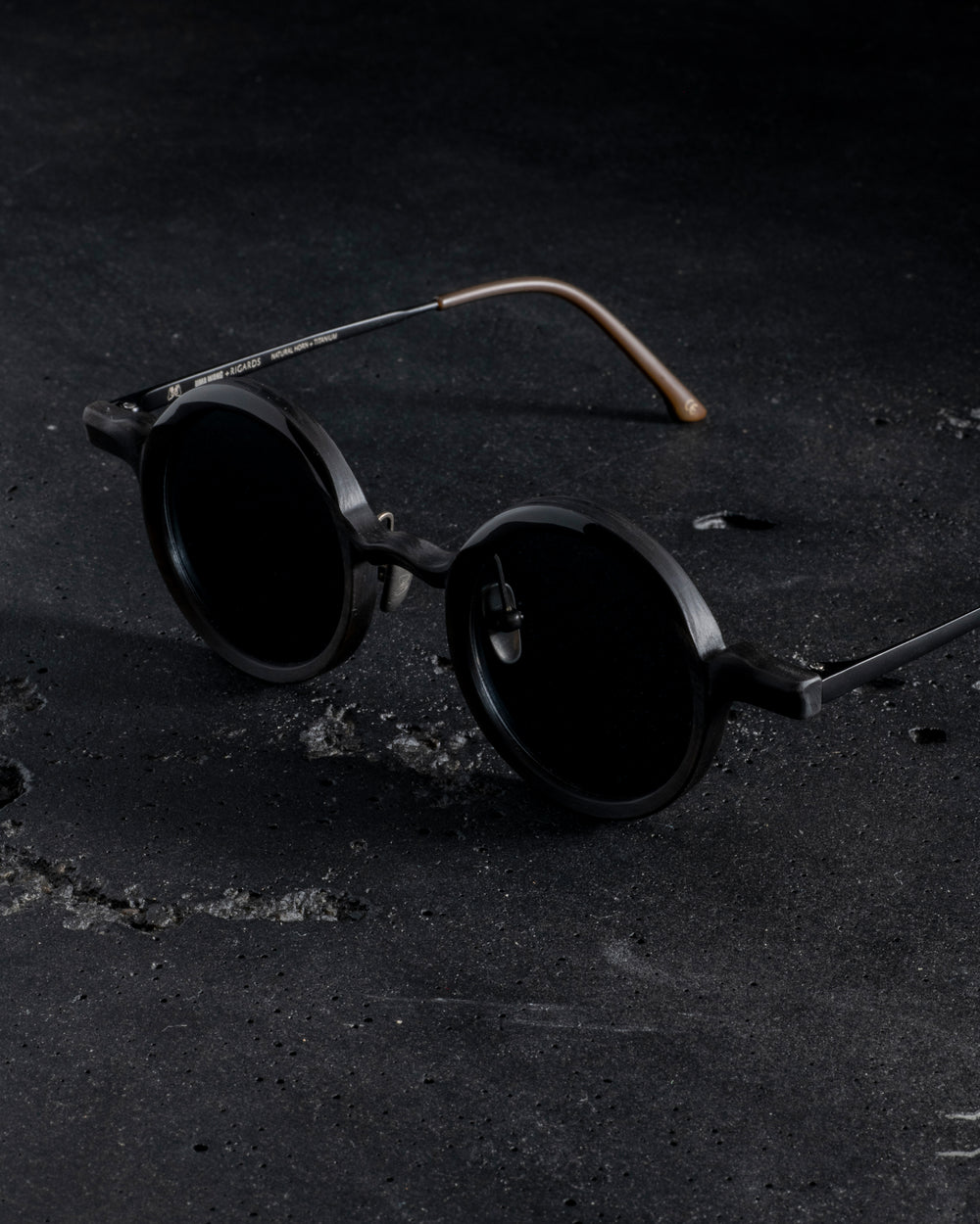 RG00UW18 "The Twist" Black x Dark Grey Lens
