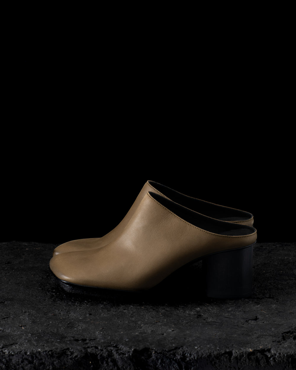 Leather Stone Mule Dark Olive / Black