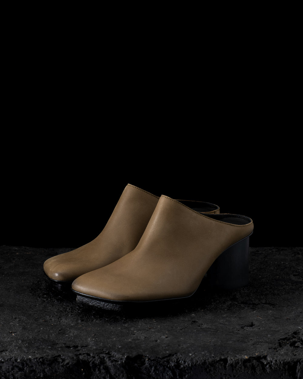 Leather Stone Mule Dark Olive / Black