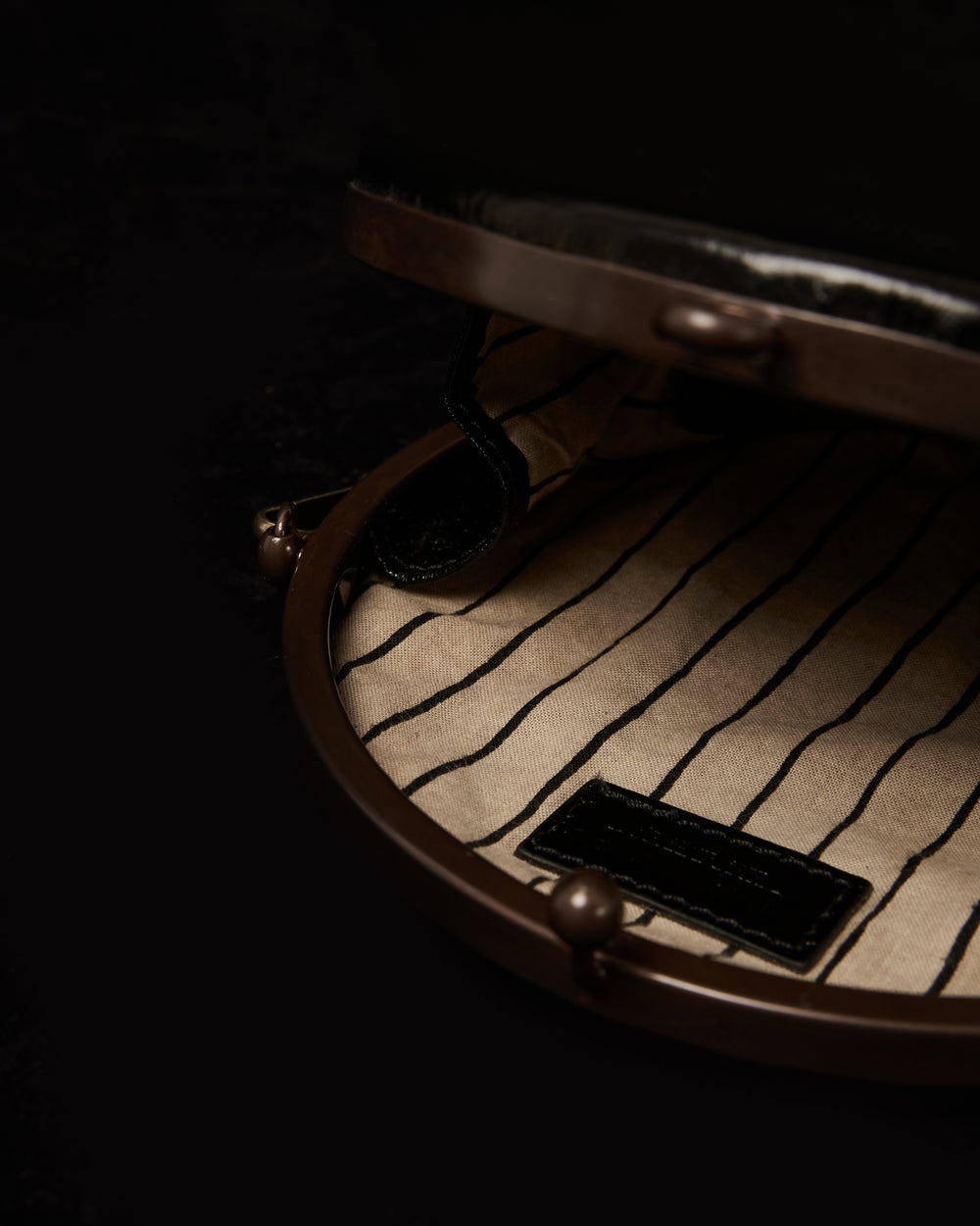 Round Medium Clutch Black