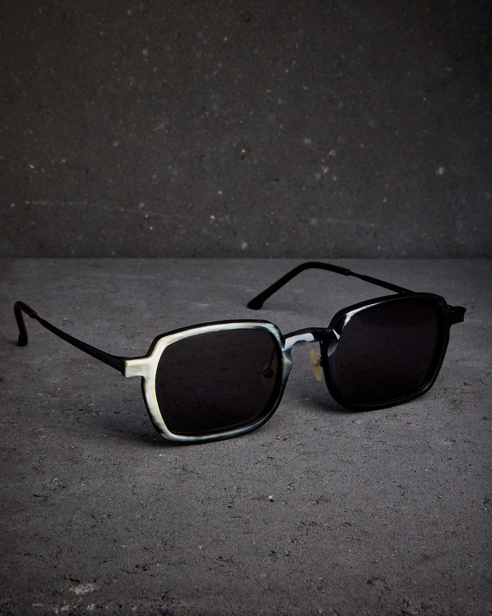 RG1089 - Black and White w/ D. Gray Lens
