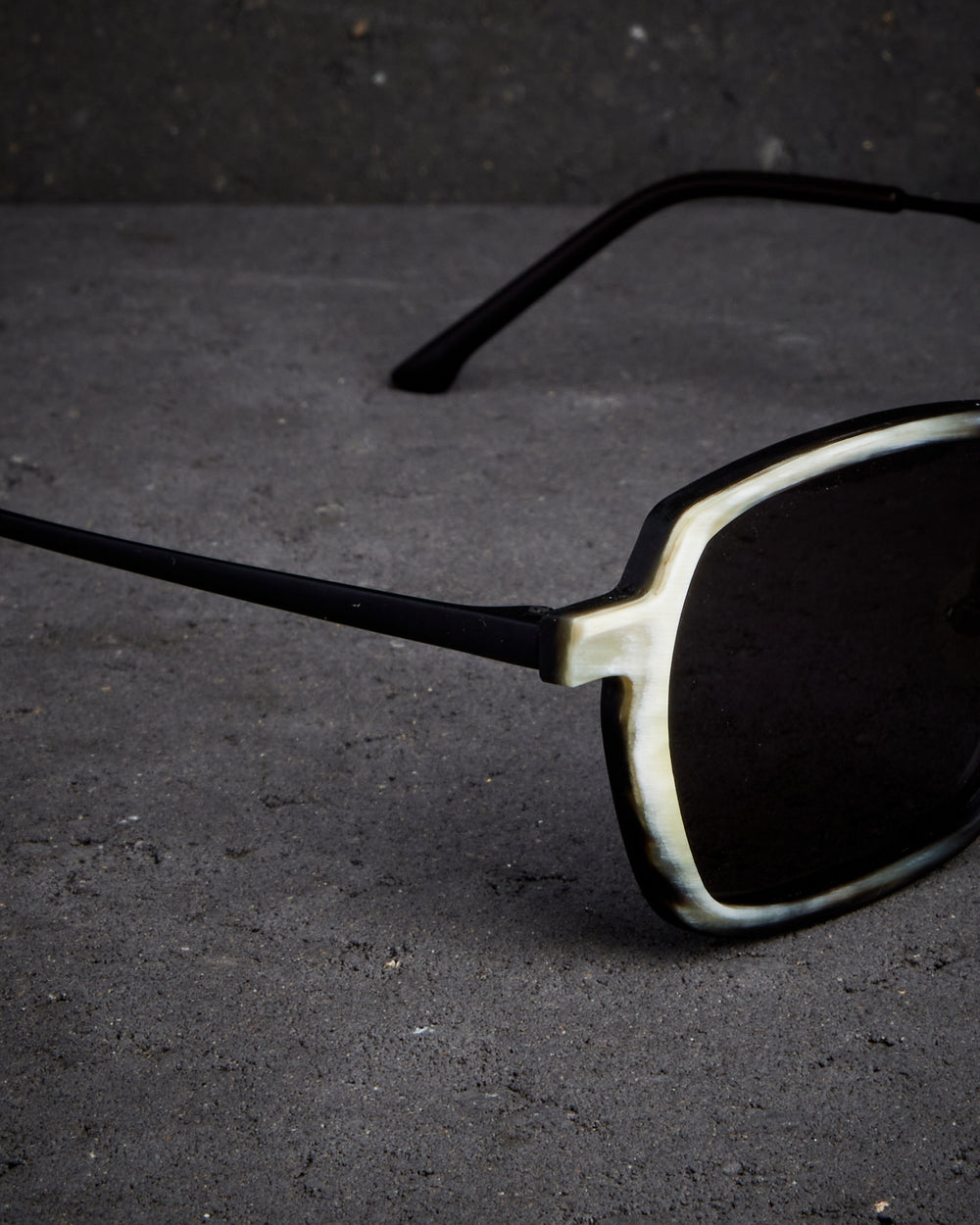 RG1089 - Black and White w/ D. Gray Lens