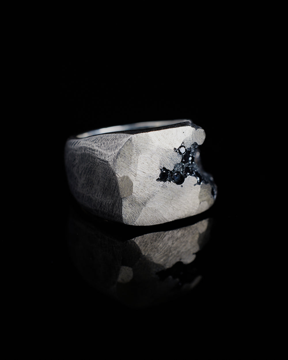 Side Crack Stones Ring