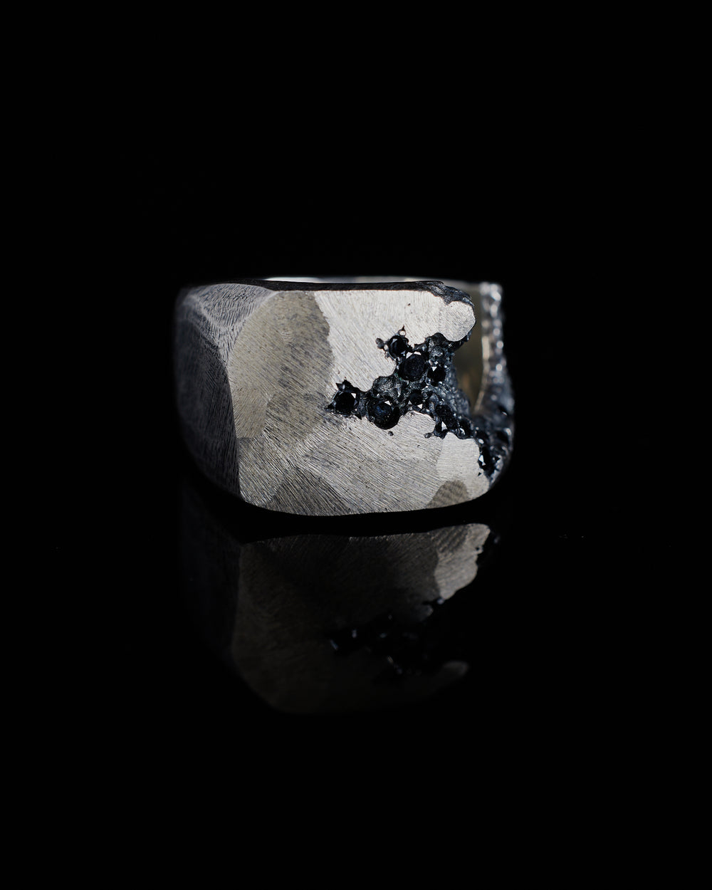 Side Crack Stones Ring