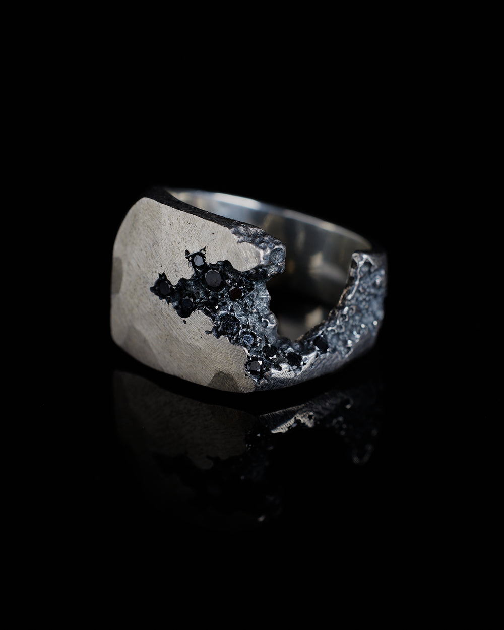 Side Crack Stones Ring