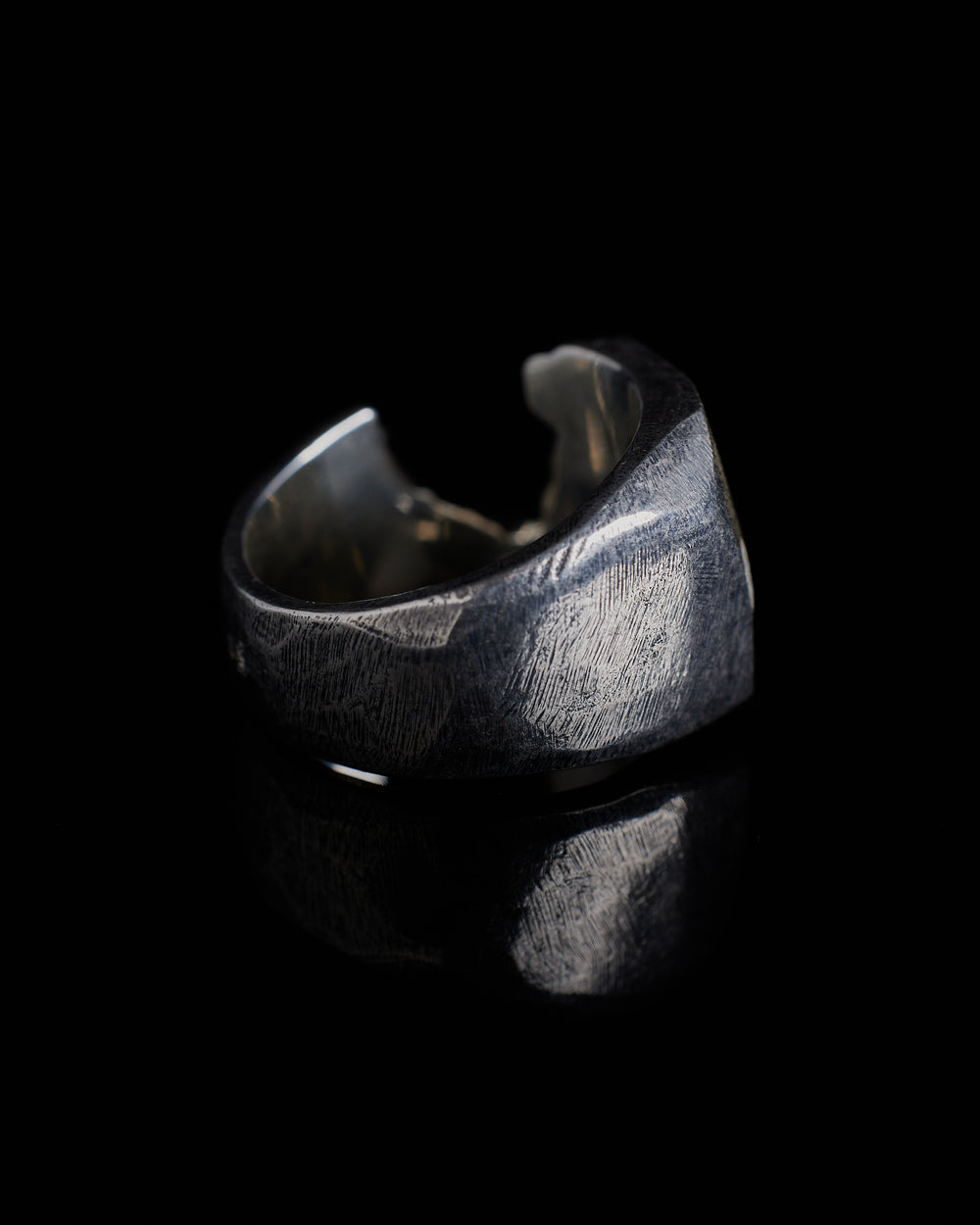 Side Crack Stones Ring