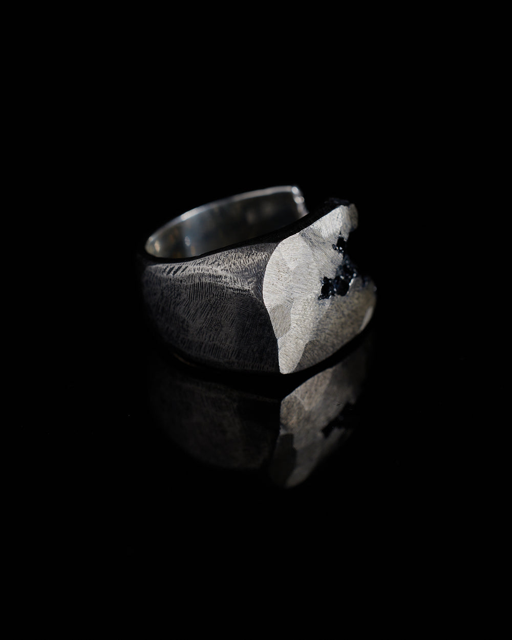 Side Crack Stones Ring